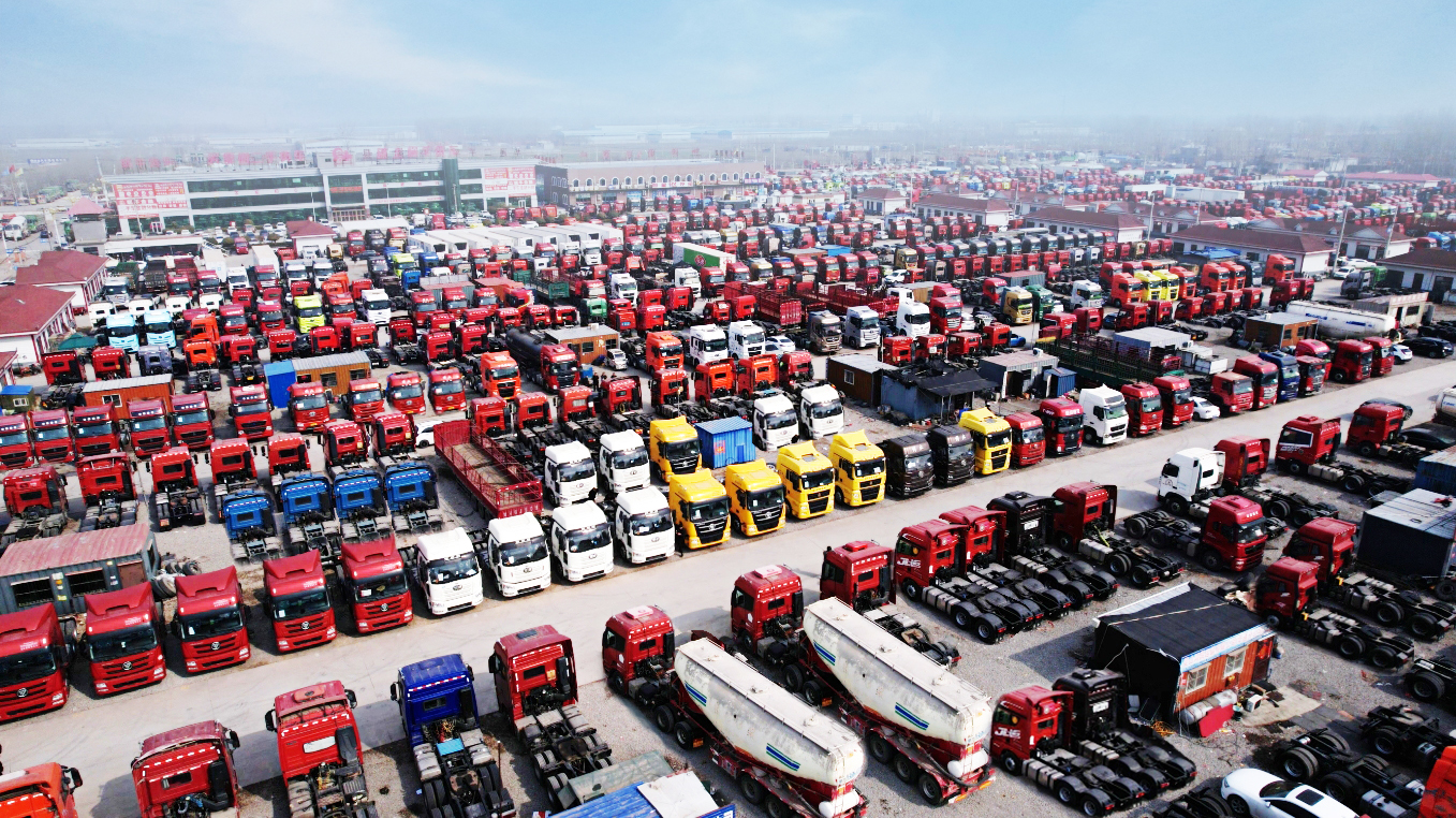 梁山華通二手貨車市場里的老貨車情緣：誠信經營與夢想起航之地